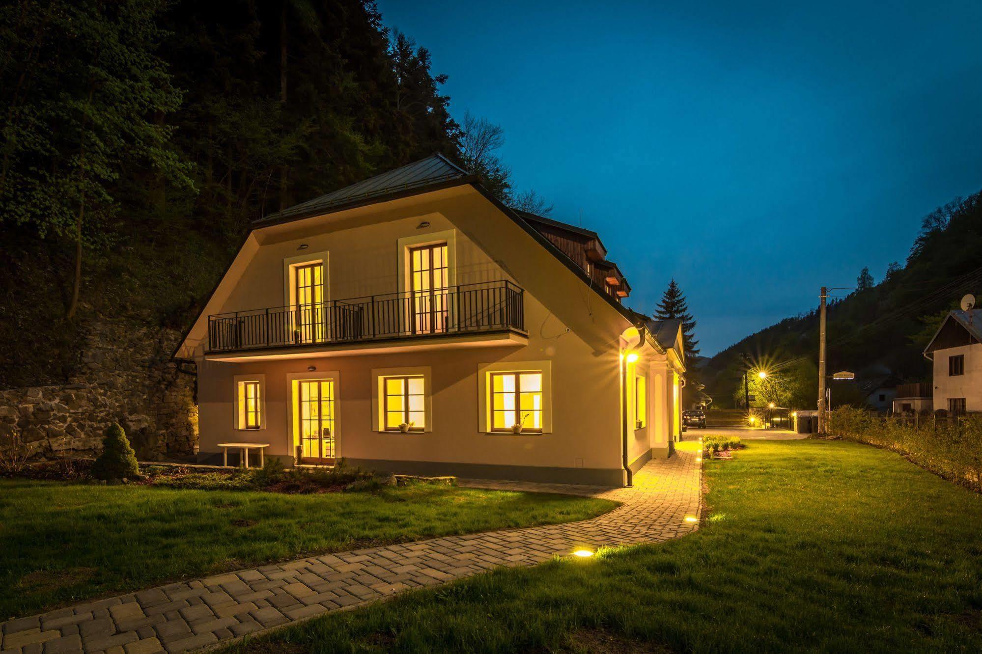 Apartmany Weissov Dom บันสกา ชีอาว์นีซา ภายนอก รูปภาพ