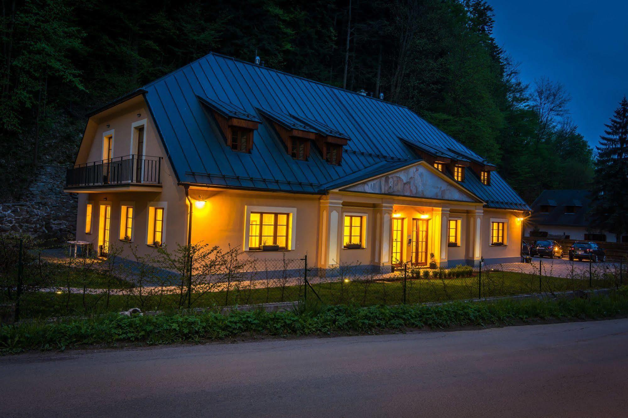 Apartmany Weissov Dom บันสกา ชีอาว์นีซา ภายนอก รูปภาพ